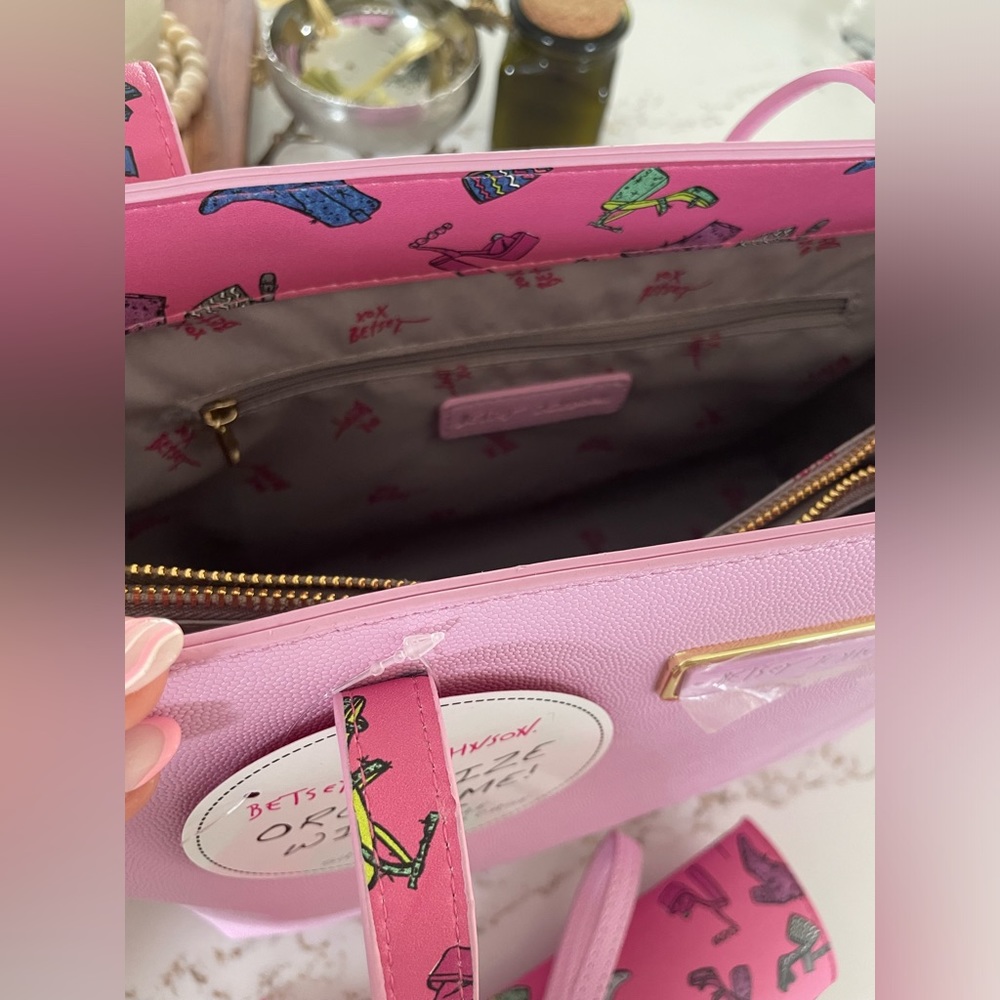 πNEW Betsey Johnson Pink Tote Bag With Glasses Case In Cute Shoe Print - Picture 6 of 10